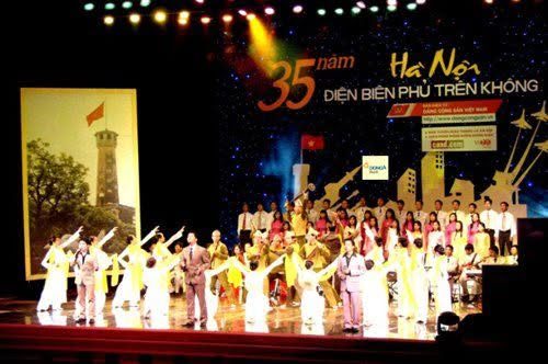 Sân khấu chương trình 35 năm Hà Nội – Điện Biên Phủ trên không