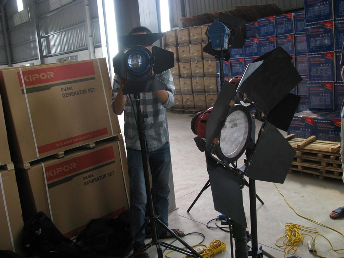 Hậu trường quay TVC: máy quay và đèn tại nhà xưởng