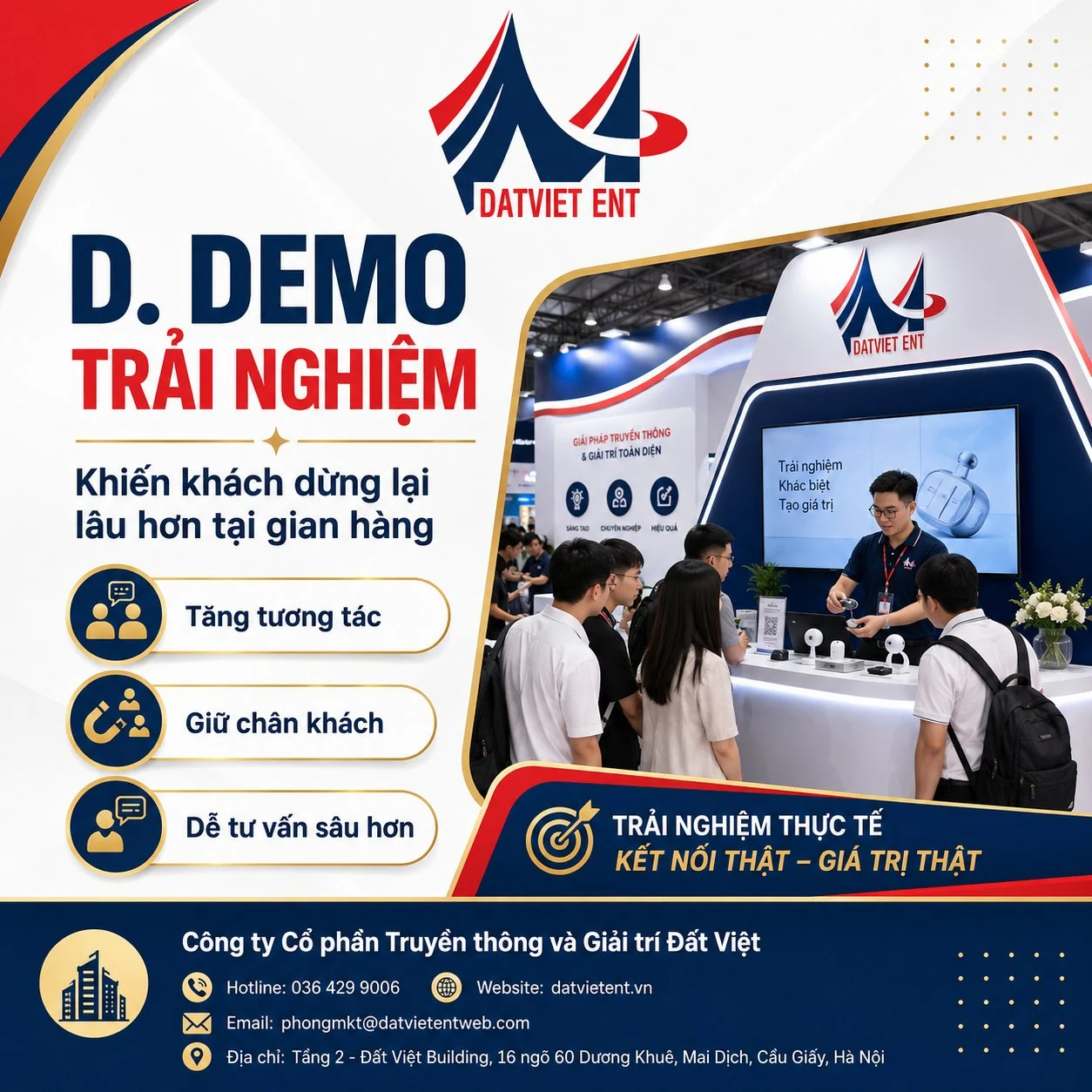 Khách tham quan trải nghiệm sản phẩm tại khu demo của gian hàng triển lãm cùng nhân viên tư vấn